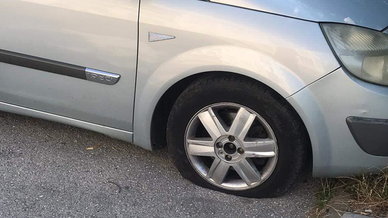 Шофьорка спука две гуми в неизправна улична шахта в Дряново СНИМКИ