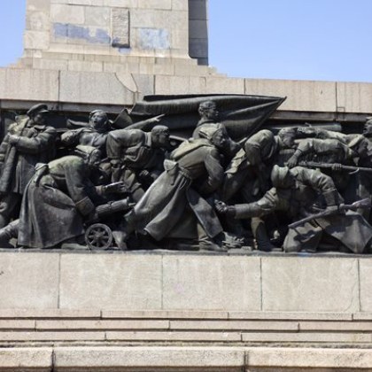 Ограждат Паметника на Съветската армия