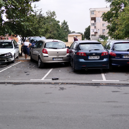 Шофьор помете паркирани коли в Пловдив и избяга СНИМКИ