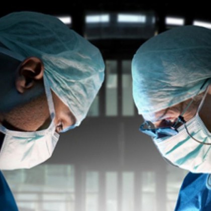 Хирурзи транплантираха свински бъбрек на човек в мозъчна смърт и