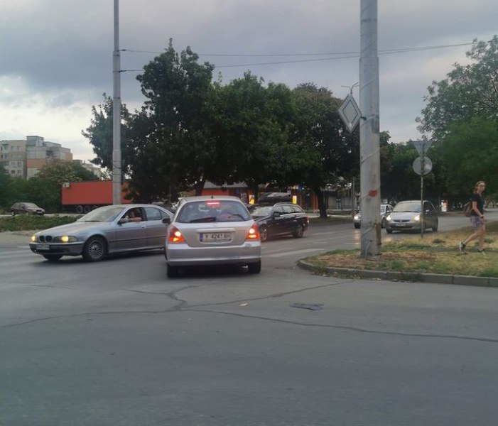 Срещу колите: Водач се озова в насрещното на кръгово в Пловдив СНИМКА
