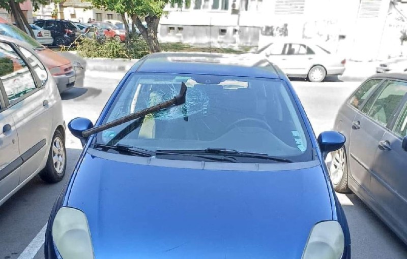 Забиха кирка в стъклото на кола в София СНИМКИ