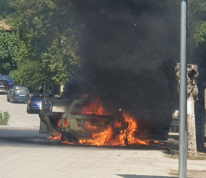 Лек автомобил е избухнал в пламъци в село край Полски
