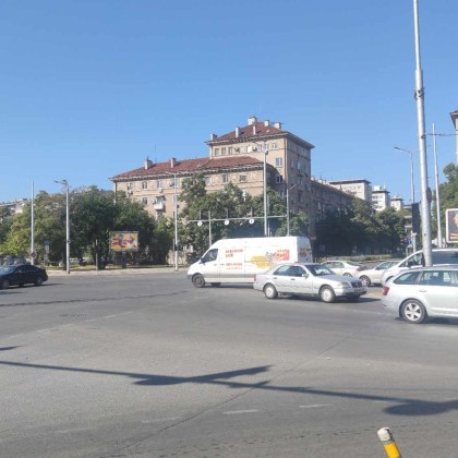 Пълен хаос настана на едно от най натоварените кръстовища в Пловдив