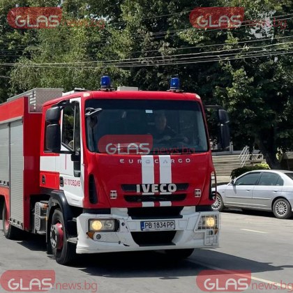 Три противопожарни автомобила гасят в момента пожар който е възникнал