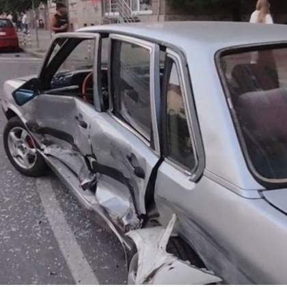 Шофьорка се вряза в мантинела на мост, пострадаха деца