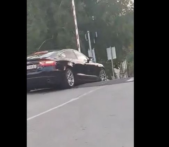 Коли минават на милиметри над жп прелез, колко ще имат късмет? СНИМКИ