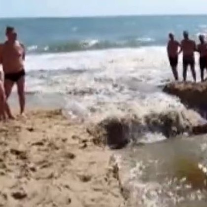Багер разкопа плажа в Обзор