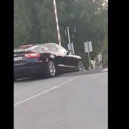 Коли минават на милиметри над жп прелез, колко ще имат късмет? СНИМКИ