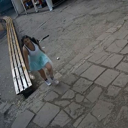 Жена вандалства в детски парк в София