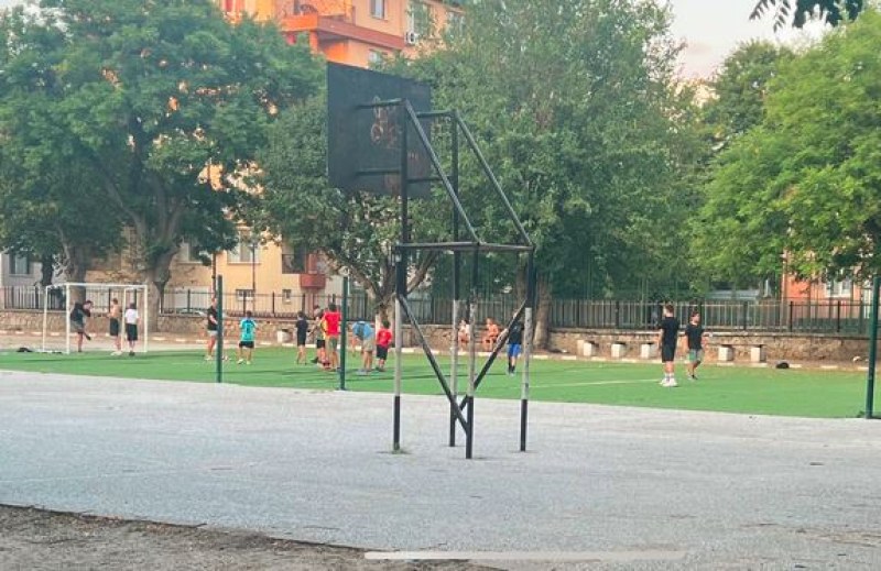 Снимка на футболно игрище от училище в пловдивския квартал Кючук