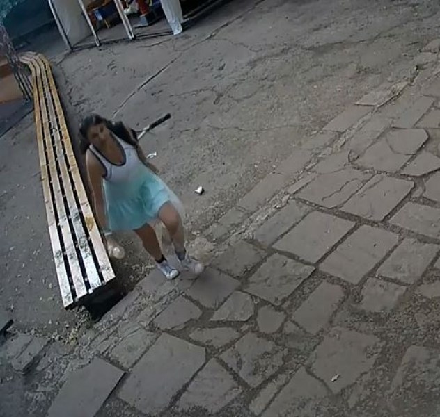 Жена вандалства в детски парк в София