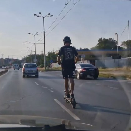 Мъж с тротинетка се включи в трафика на оживен булевард ВИДЕО