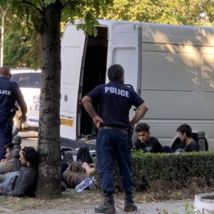 Бус с нелегални мигранти задържаха в центъра на София В