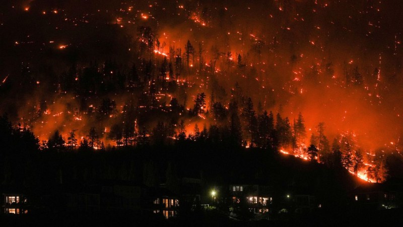 Разразстват се пожарите в Канада, евакуираха още два града