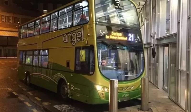 Шофьор на автобус напусна в движение, затвори пътниците