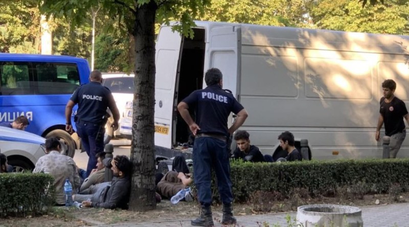 Бус с нелегални мигранти задържаха в центъра на София. В