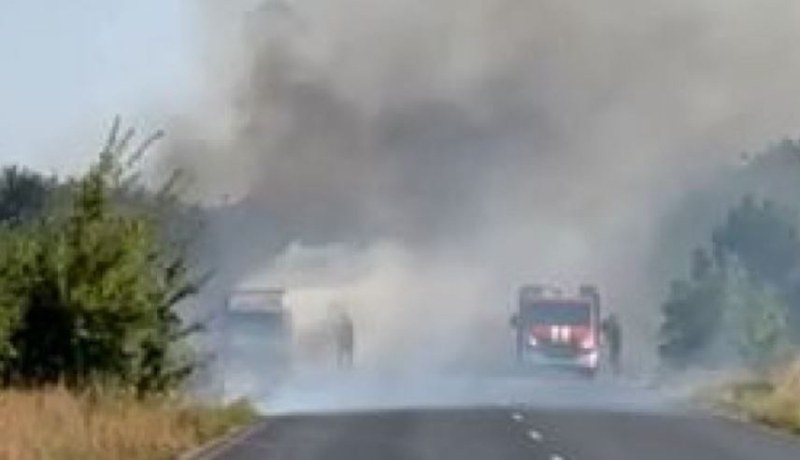 Бус пламна на пътя Карлово - Пловдив, движението е блокирано