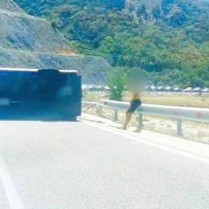 Пътно произшествие затруднява трафика в Гърция Бус се е обърнал