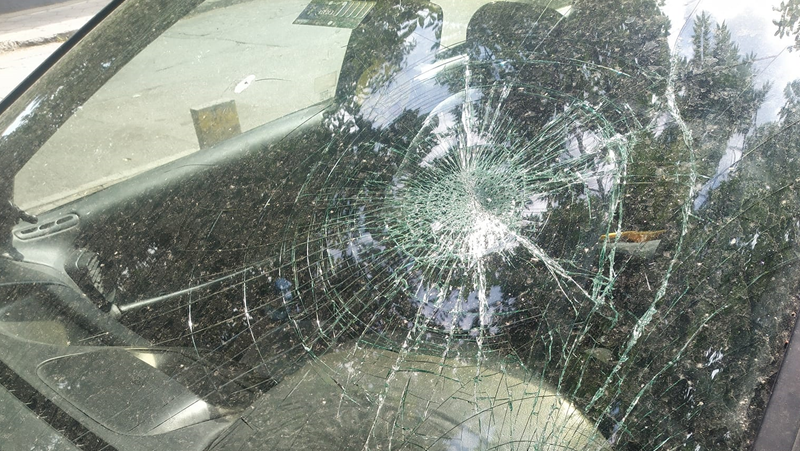 Неизвестен потроши предното стъкло на автомобил в Пловдив