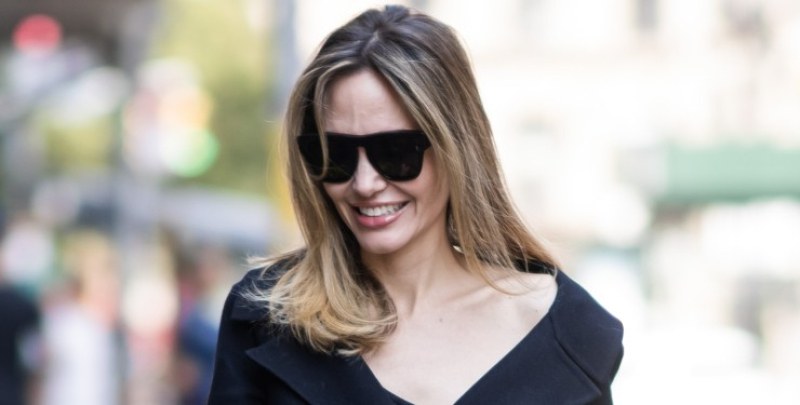 Анджелина Джоли облече зимно палто посред лято и пак е секси СНИМКИ