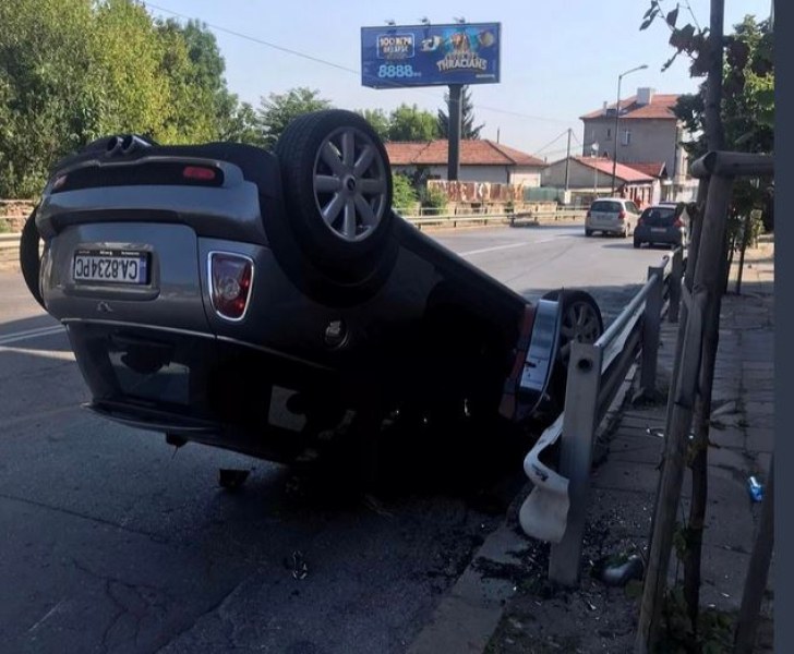 Кола се обърна по таван в София СНИМКИ
