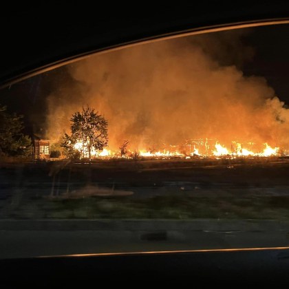 Голям пожар горя тази нощ във Варна Огънят е избухнал