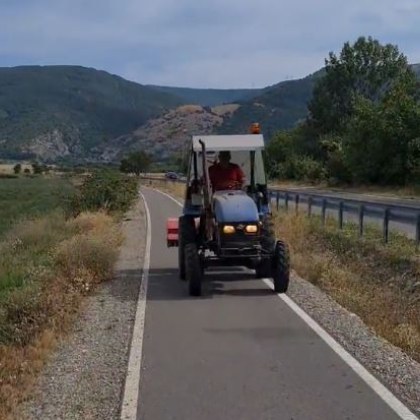 Нелеп случай на велоалеята между Казанлък и Шипка Трактор поел