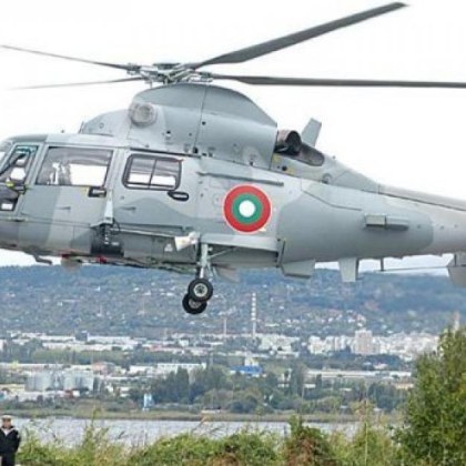 Военнослужещи и хеликоптер AS 532 AL Cougar от 24 та авиационна