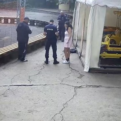 Задържаха жената, заливала пейки с урина