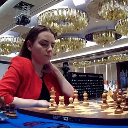 Започна решаващата битка по шахмат между Салимова и Горячкина ВИДЕО