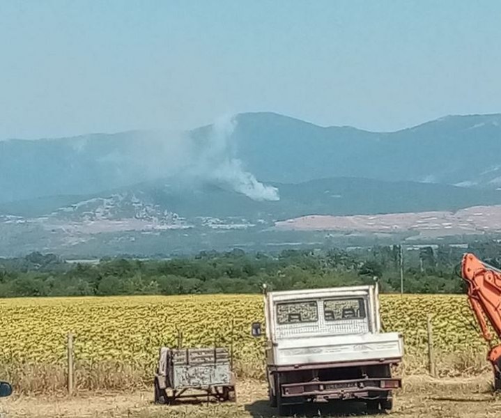 Пожар гори край Казанлък