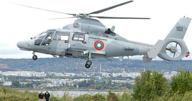 Военнослужещи и хеликоптер AS 532 AL Cougar от 24-та авиационна
