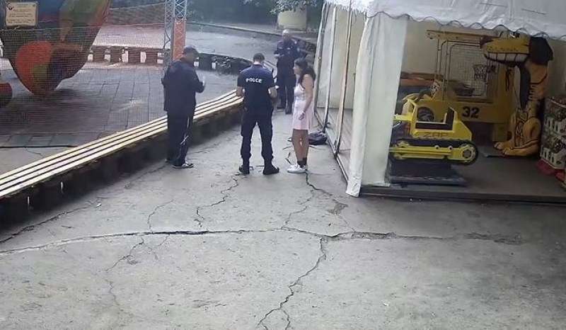 Задържаха жената, заливала пейки с урина