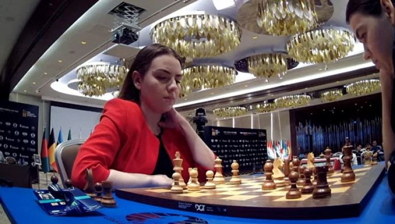 Започна решаващата битка по шахмат между Салимова и Горячкина ВИДЕО
