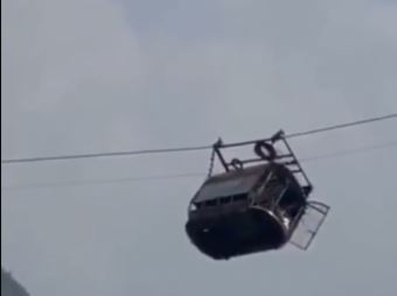 Деца и възрастни заседнаха в лифт, в клопка са от часове ВИДЕО