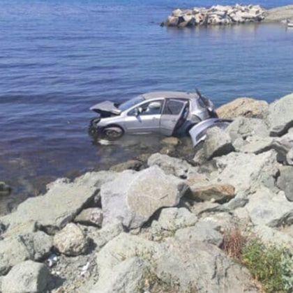 Кола падна в морето в Лозенец Инцидентът е станал до рибарското