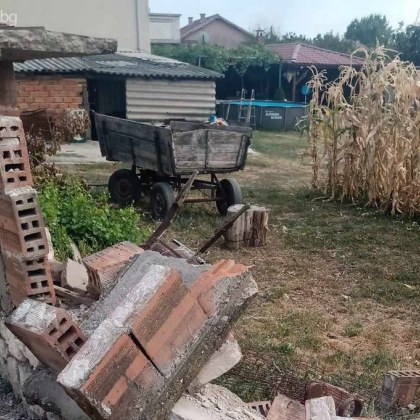 Черно БМВ комби се заби в оградата на къща в