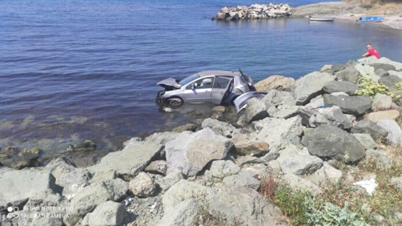 Кола падна в морето в Лозенец. Инцидентът е станал до рибарското