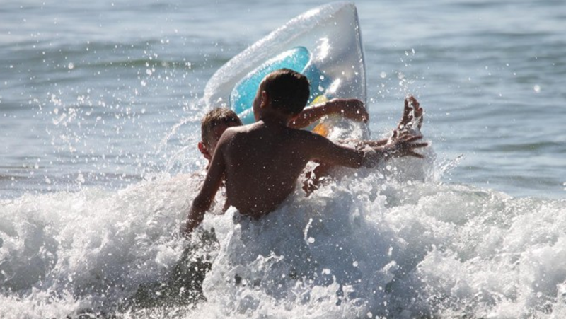 Трагедия с надуваем дюшек! Дете се удави на плаж в к.к. 