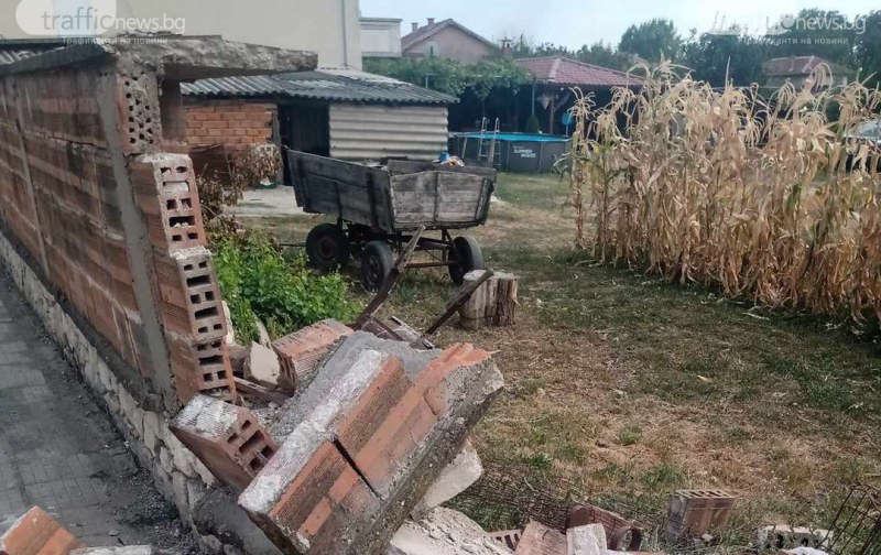 Водач с БМВ събори стена в Пловдивско и избяга ВИДЕО
