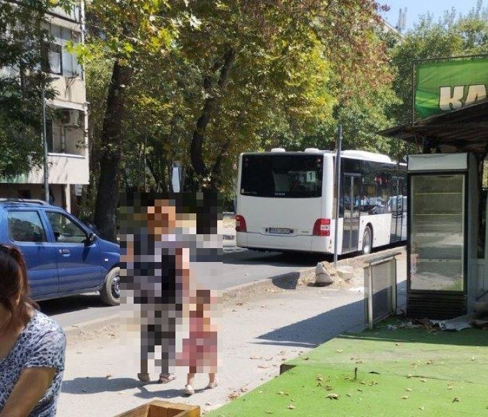 Врати на рейс защипаха ръката на майка, детето ѝ остана вътре
