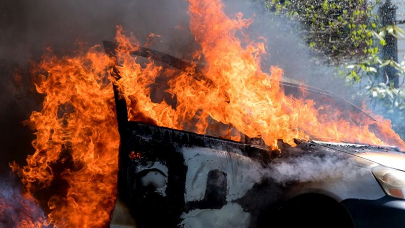 Два автомобила са изгорели при пожар в Перник, трети е пострадал частично