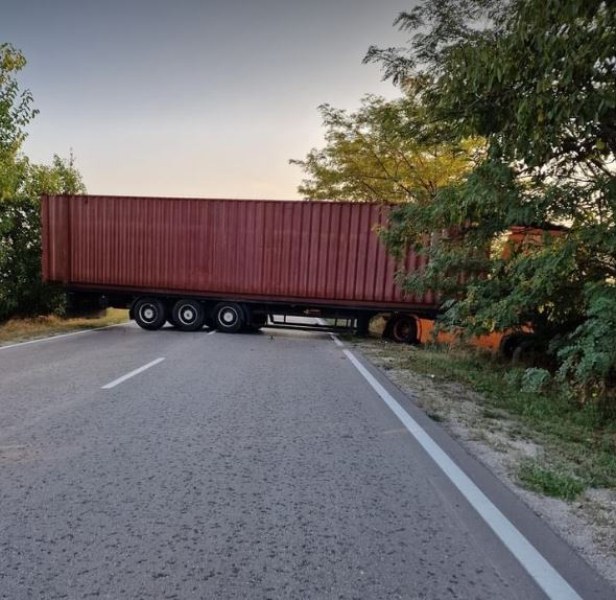 Камион блокира път в Русенско СНИМКИ