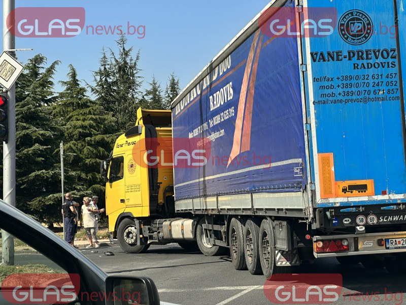 Камион и кола се блъснаха в Пловдив, движението е блокирано СНИМКИ