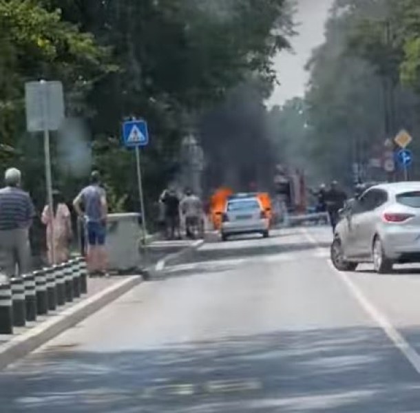 Кола избухна в пламъци в София СНИМКА