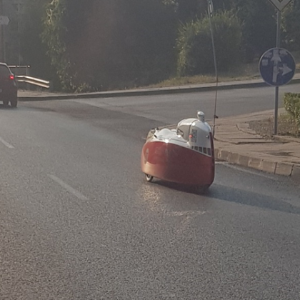 Какво представлява това превозно средство питат столичани Веломобил странното превозно