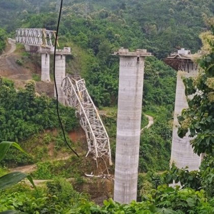 Най малко 17 работници работещи по железопътен мост са загинали