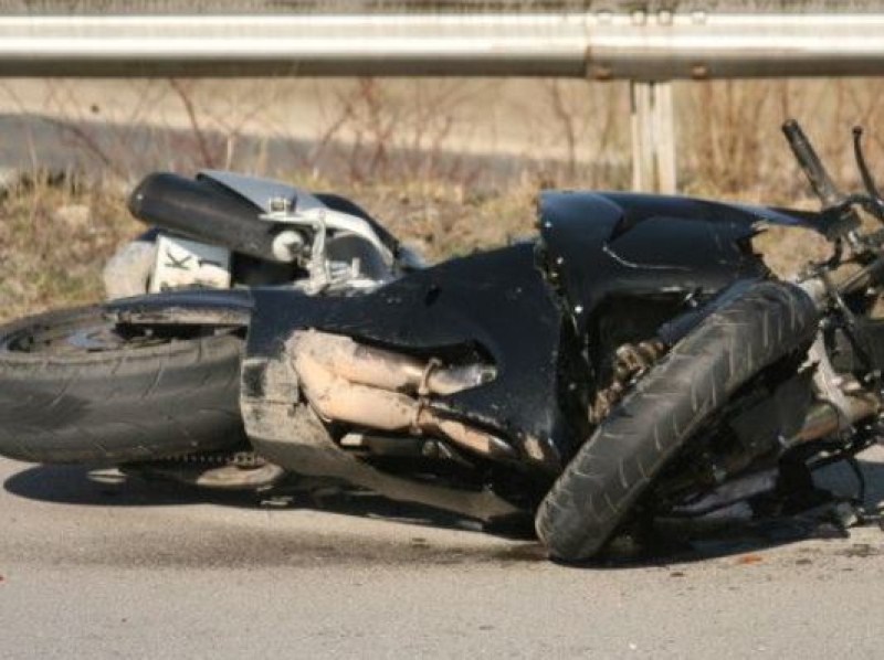 Пиян моторист се вряза в кола в Пловдив