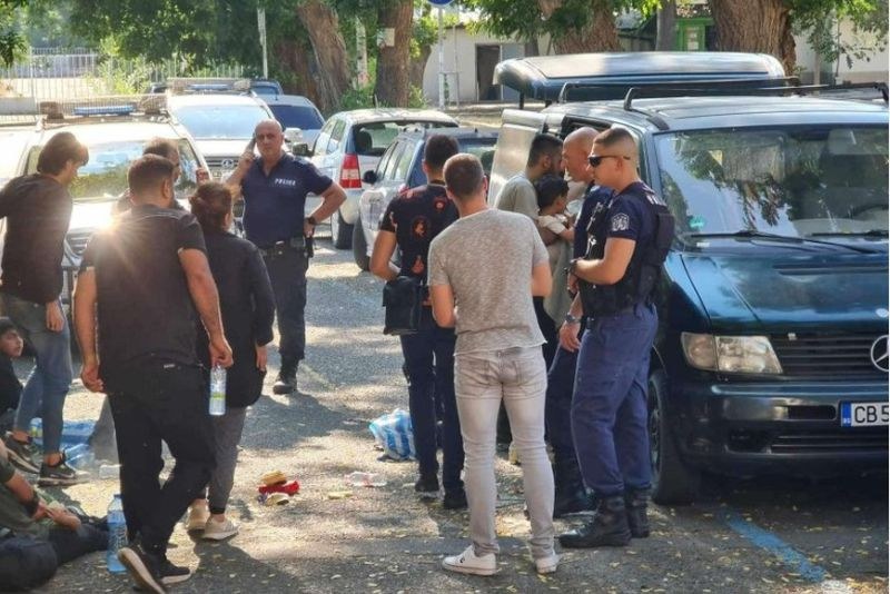 Полицията спря бус с 28 мигранти, 2 бременни жени са откарани в болница